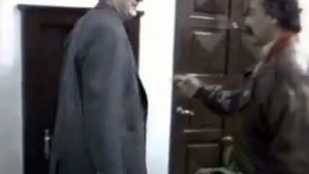 Néstor Kirchner bromea sobre una bóveda junto a un asesor, a finales de los '90, en la gobernación de Santa Cruz. 