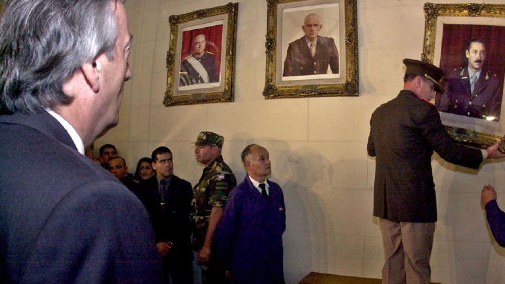 El jefe del Ejército, Roberto Bendini, por orden del presidente Néstor Kirchner, retiraba el 24 de marzo de 2004 los cuadros de los ex dictadores Videla y Bignone en una de las galerías del Colegio Mi