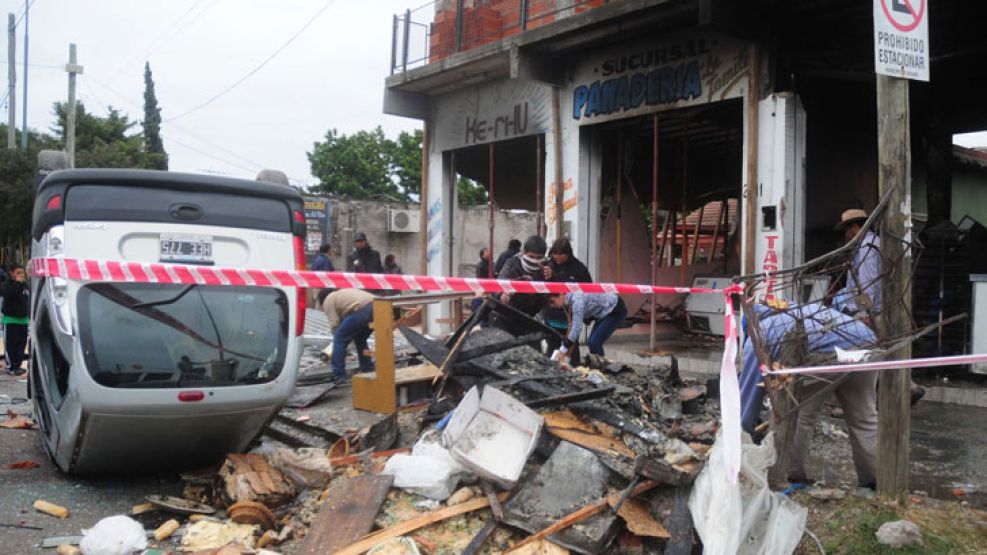 Alrededor de las 5.30 de la mañana, una panadería explotó y comenzó a incendiarse en la localidad de Quilmes.