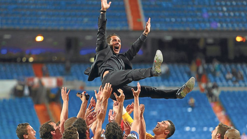 En las nubes. Los jugadores rinden tributo a su entrenador. Falcao, la figura dentro de la cancha.