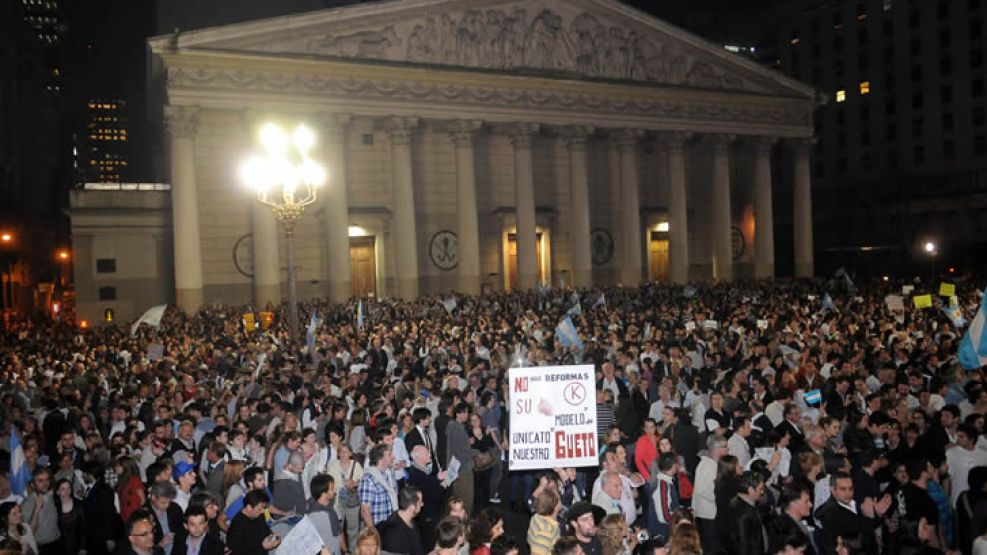 18A. Una multitud se dio cita en Plaza de Mayo para protestar contra el Gobierno. Luego se trasladó hacia el Congreso.