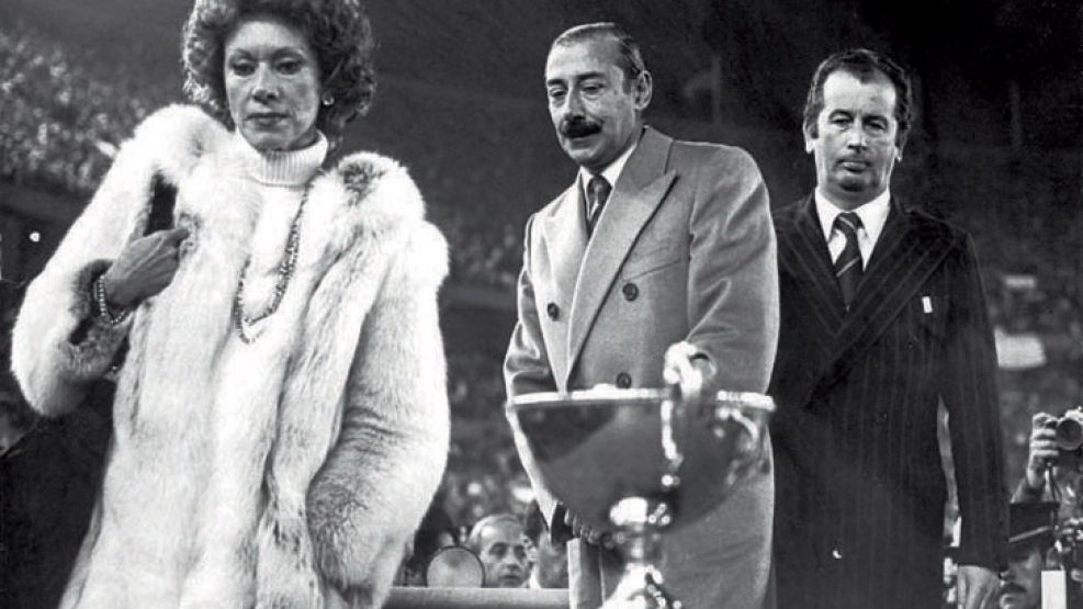 Con Ernestina de Noble y Julio Grondona.