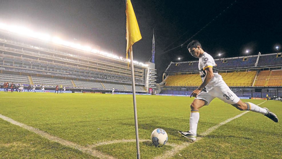 Insolito. Patea Sánchez Miño, en un partido que pareció un entrenamiento. Festejo tras 12 fechas.