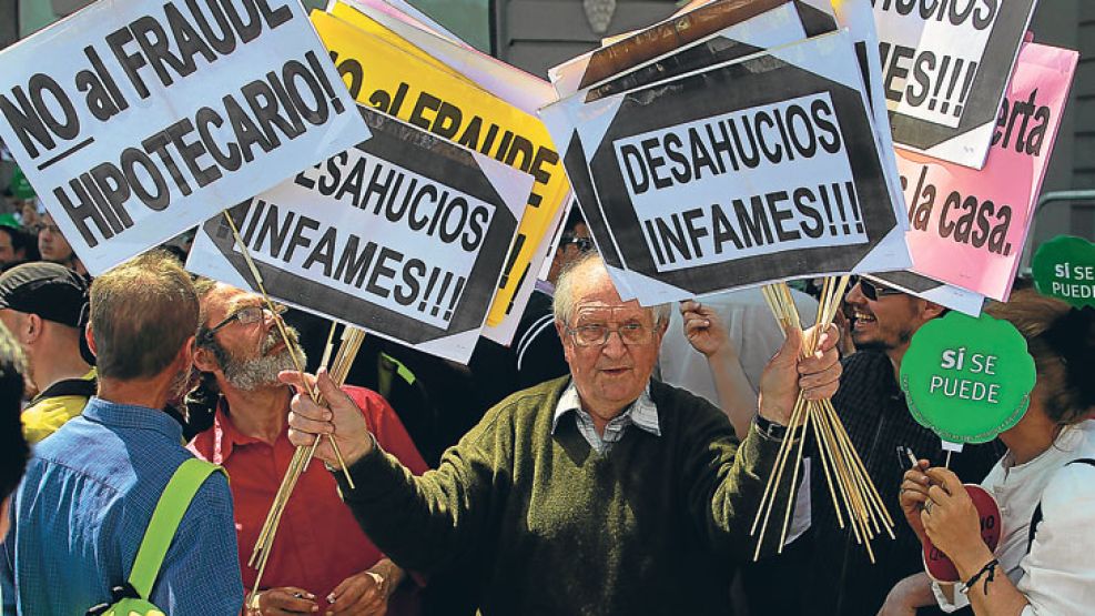 OPORTUNIDAD. La crisis hipotecaria española detonó miles de desalojos y protestas, y bajó los precios de las propiedades.