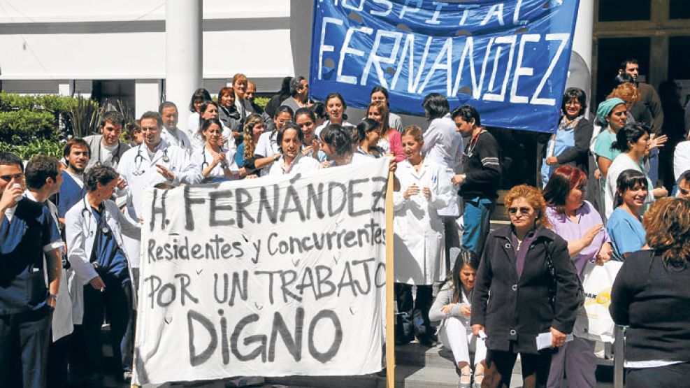 Protesta. Los jóvenes profesionales suelen reclamar por su situación. Además de mejoras salariales y de condiciones de trabajo, piden un trato mejor y no ser agobiados con responsabilidades para las q