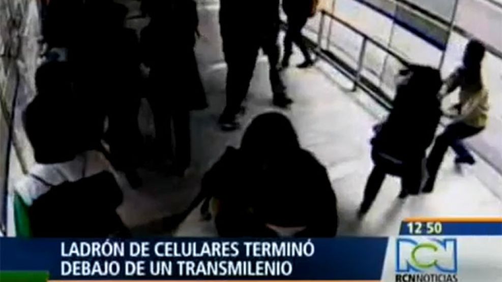 Intentó arrebatar un celular y luego de un forcejeo terminó atropellado por el colectivo.