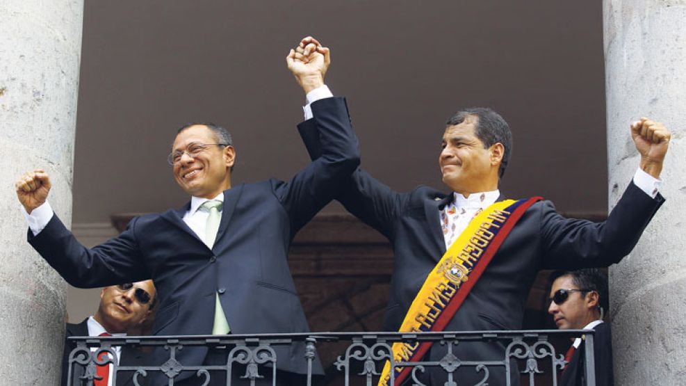 Al balcon. El presidente ecuatoriano, Rafael Correa, y su vice celebraron ayer el nuevo mandato.