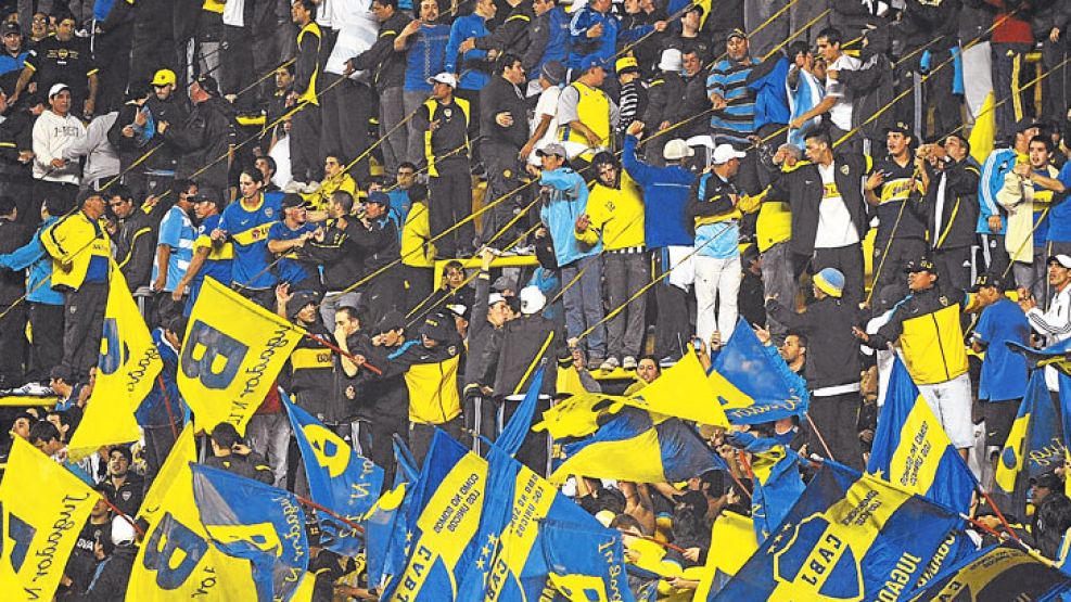 Mundo Boca. La hinchada, el jueves; Angelici, ayer, con Riquelme; Mechetti con el propio presidente y el socio número 100 mil del club; y Maxi Mazzaro, quien sigue prófugo.