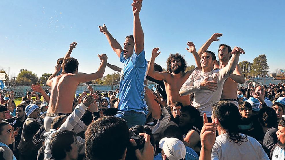 Alta fiesta. Locura en la cancha, delirio en jugadores e hinchas. Vuelta olímpica. El pico deportivo de un club que nació en 1925.