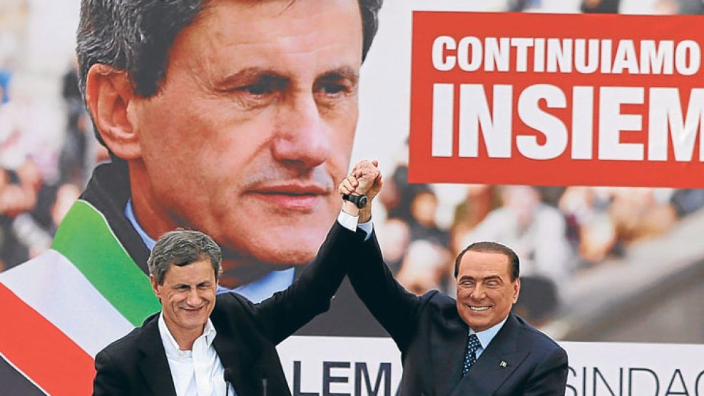 Apoyo. Silvio Berlusconi respalda a su candidato romano, Gianni Alemanno, en el cierre de campaña.