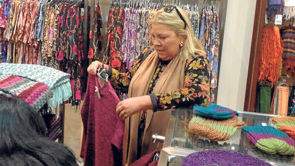 Corte y confección. Entre denuncias de corrupción, Lilita compra telas para diseñar su ropa.