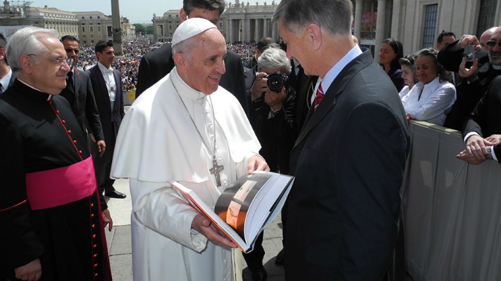 El titular del Partido Socialista de Argentina, Hermes Binner, junto al Papa Francisco.