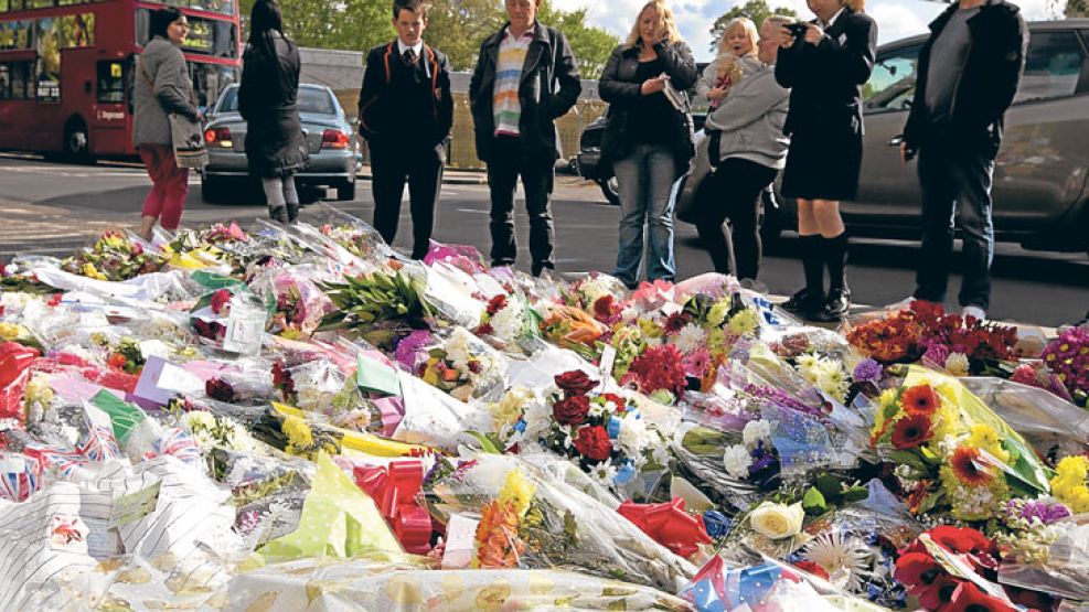 Emoción. Flores donde fue asesinado un militar en Londres.