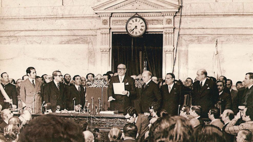 Juramento. Cámpora asume en el Congreso, acompañado por su compañero de fórmula, Vicente Solano Lima, a la derecha. 