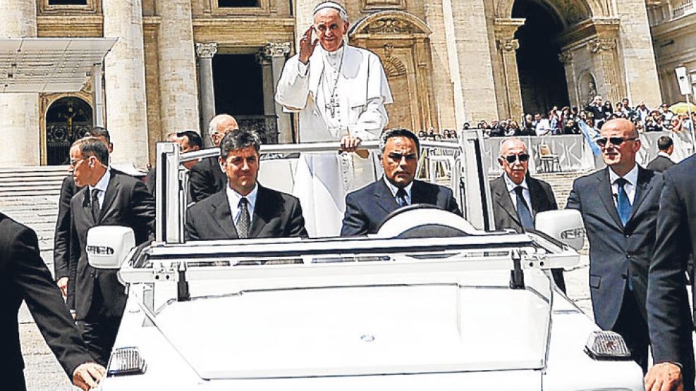 Papamóvil. Francisco saludó desde la Plaza de San Pedro.