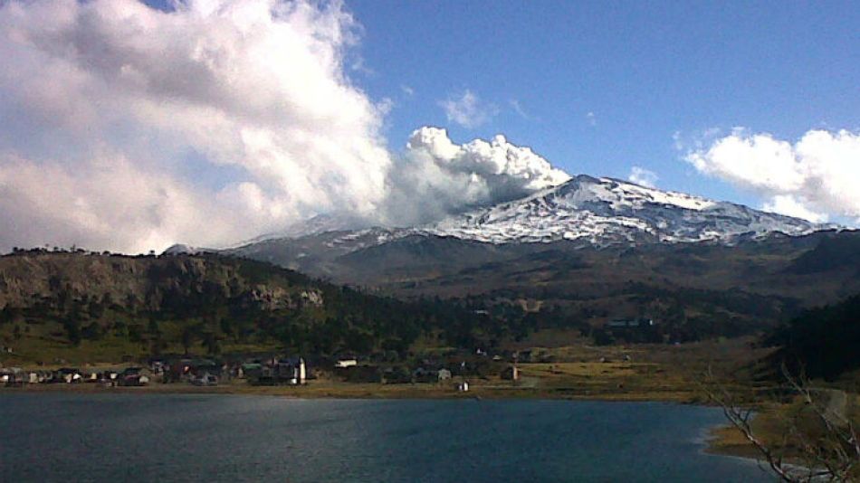 La actividad del volcán preocupa a Chile y Argentina.
