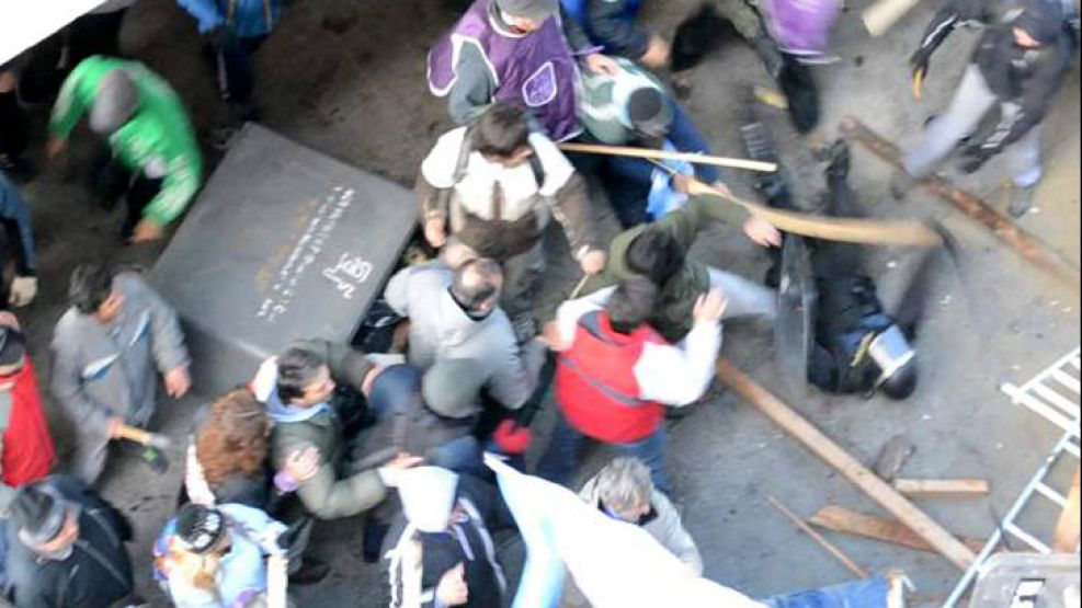 Continúa la toma en casa de gobierno fueguino.