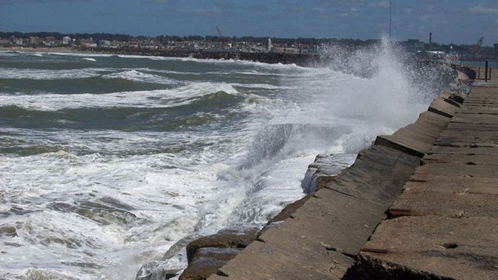 Padre e hijo fueron arrastrados por una enorme ola cuando caminaban sobre las rocas de la escollera.