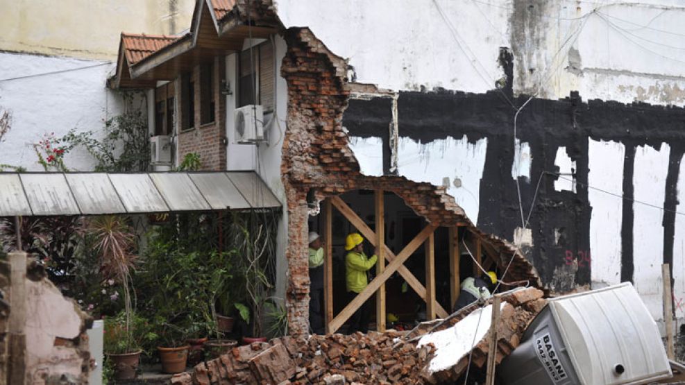 Así quedó la pared de la casa de Marta caída sobre la obra en construcción.