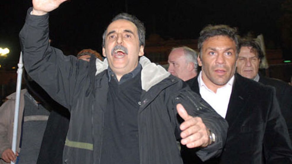 Guillermo Moreno junto a su "custodio", el boxeador "Acero" Cali, en la Plaza de Mayo en pleno conflicto con el campo en 2008.