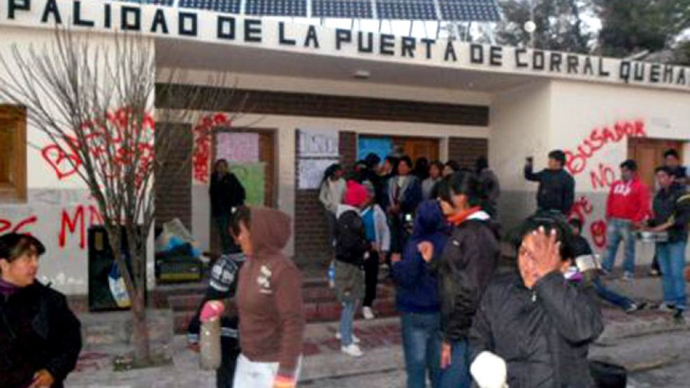 Municipalidad de Puerta de Corral Quemado tomada por los vecinos.