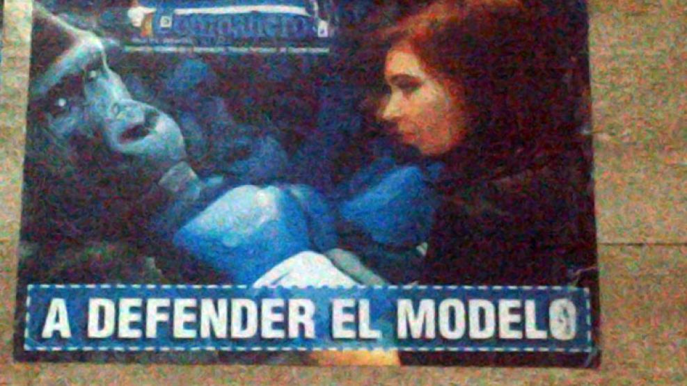 Cristina Fernández "defiende el modelo" con guantes de boxeo y enfrentando a un gorila. Uno de los afiches que invaden la Secretaría de Estado.