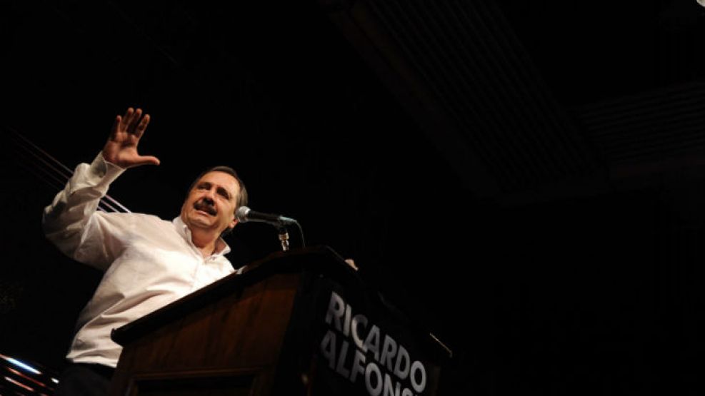 Raúl Alfonsín, diputado de la UCR.