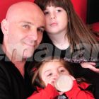 Alexis con sus hijas. Lara y Eva