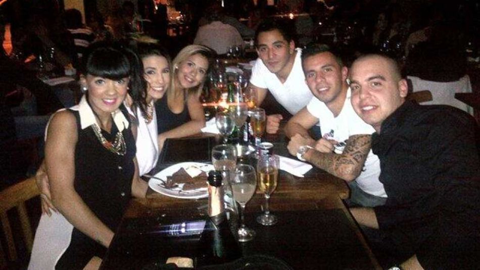 Cinthia Fernandez con su novio, sus hermanos y sus parejas cenando anoche