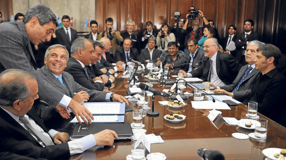 Gobernadores. El jueves pactaron controlar a las empresas.
