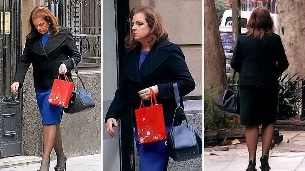 Último día. Con gesto severo, la ministra abandona ayer su casa del barrio de Palermo.