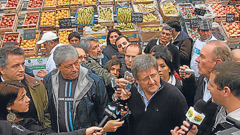 Verdulería. En Plaza de Mayo, los ruralistas remataron sus productos a precios de costo.
