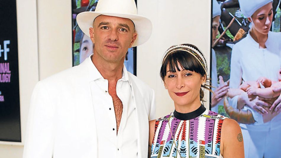 Equipo. Minujín, Martín Sastre y Ximena Caminos tocan el perfume de US$ 50 mil. Faena y su mujer, Ximena. Sastre en la chacra de Mujica.