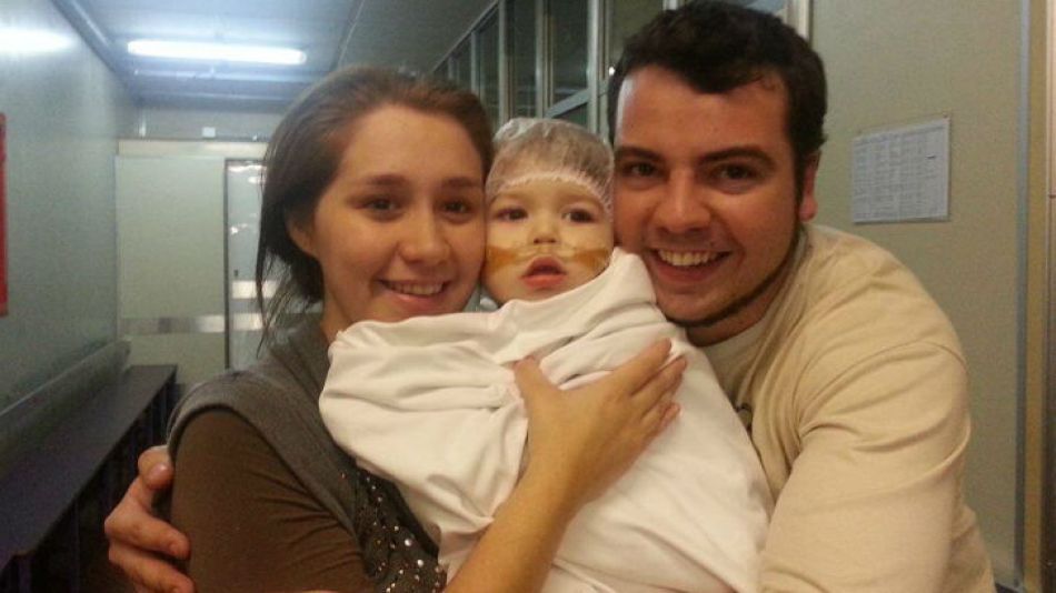 Los familiares del nene difundieron en las redes sociales las últimas fotos del pequeño, antes de la operación.