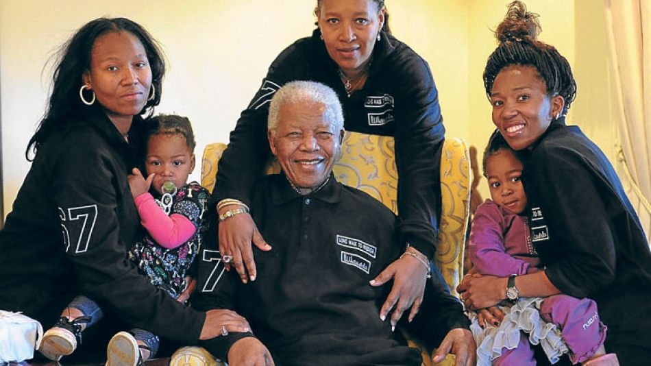 Negocio y FAMILIA. Mandela, con sus hijas y nietas. El Premio Nobel sudafricano está muy delicado. Obras de arte con sus manos.