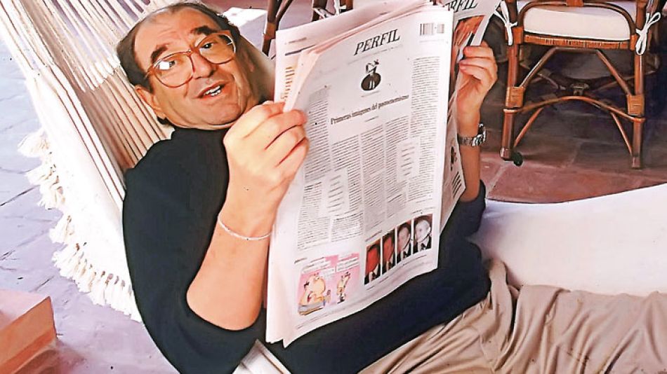 ROBERTO CIVITA leyendo el diario PERFIL en su casa de fin de semana en las afueras de San Pablo.