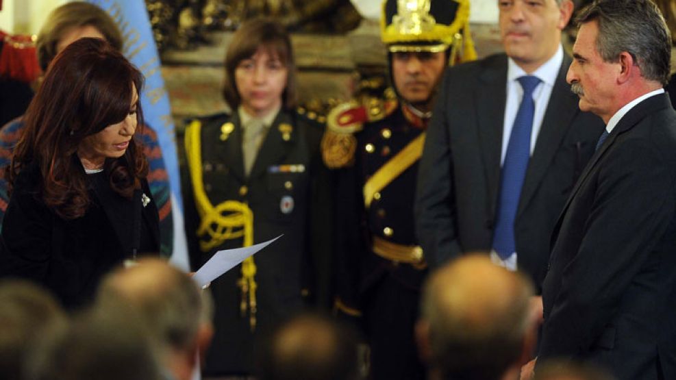 La Presidenta tomándole juramento al ya ex jefe de la bancada K en Diputados entre 2007 y 2013.