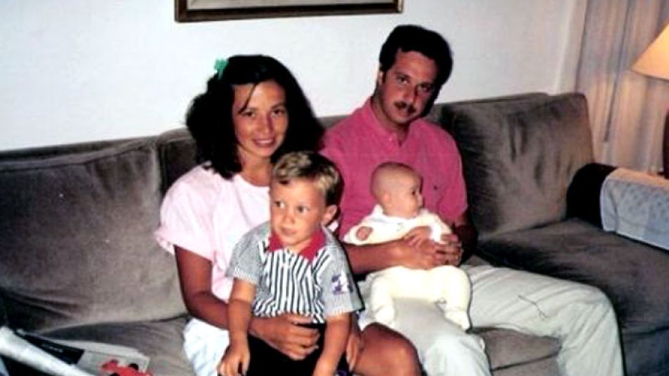 Alfredo María Pochat junto a su familia. Santiago, en la falda de su madre.