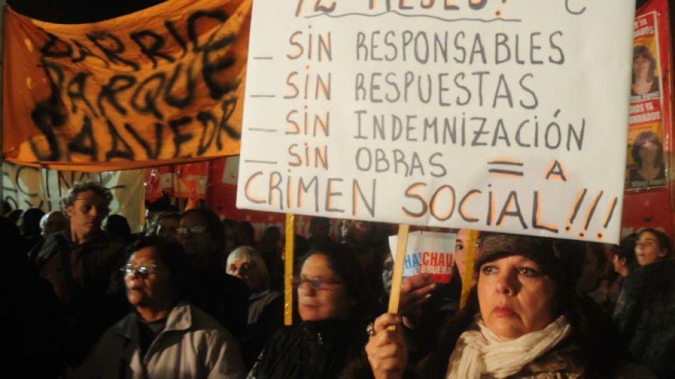 Asambleístas barriales y activistas de movimientos sociales y partidos de izquierda realizaron esta noche una nueva marcha por el centro platense, al conmemorarse dos meses de las graves inundaciones