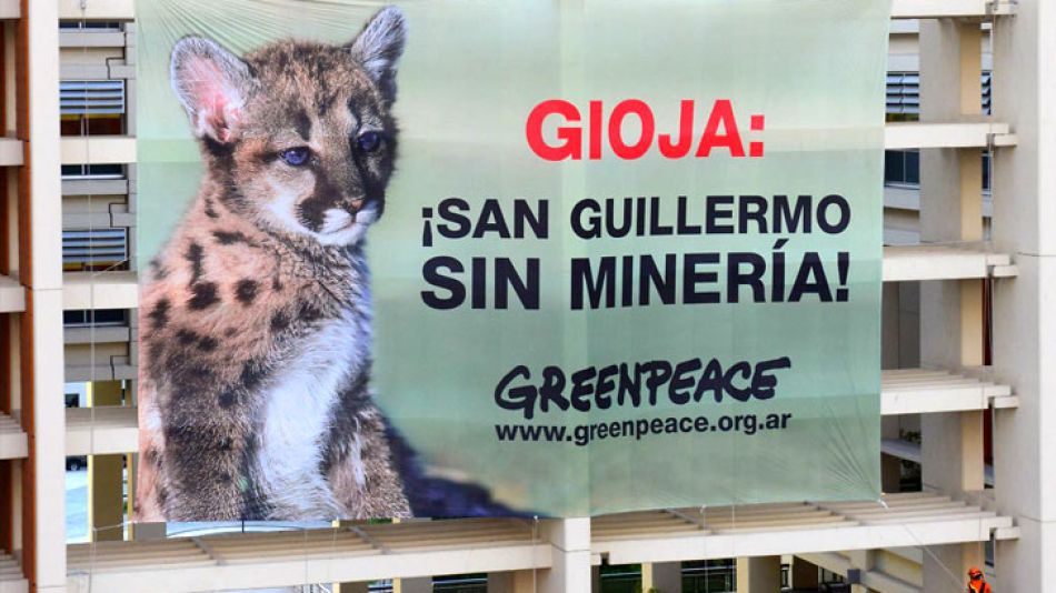 El cartel gigante contra Gioja se colgó horas antes de que el gobernador presente un plan para cuidar la reserva explotada por minería.