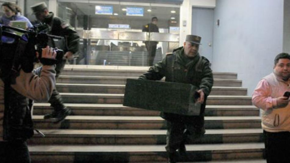 La Gendarmería regresó al lugar para retirar más cajas. 