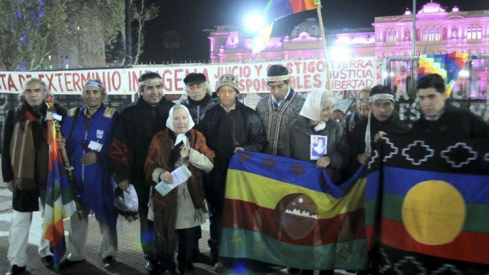 Comunidades de todo el país, en vigilia en Plaza de Mayo con organizaciones sociales y partidos de izquierda.