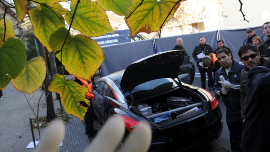 El auto nuevo estaba lleno de papeles. El cuerpo, golpeado y recostado.