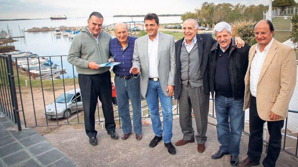 Recorrida. El intendente de Tigre con los responsables municipales del Delta.