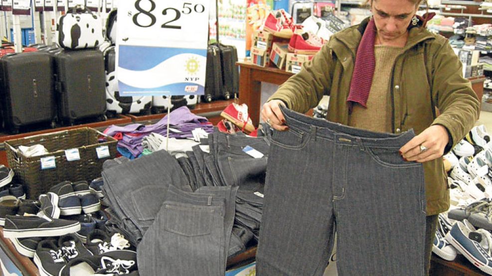 ROPA PARA TODOS. El Gobierno también lanzó prendas a bajo costo.