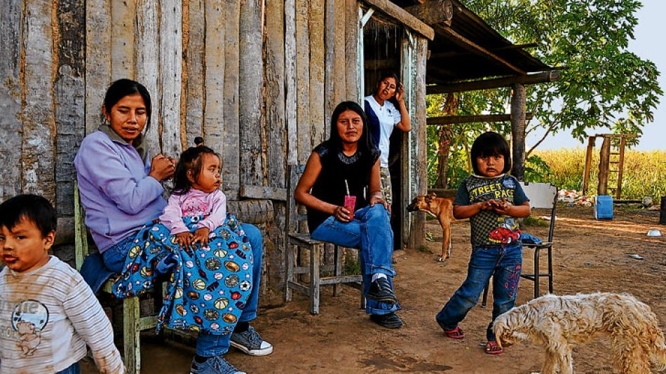 Los niños dominan el paisaje de la comunidad, que se encuentra a 130 kilómetros de la capital formoseña, en una tierra que debería ser mayor.