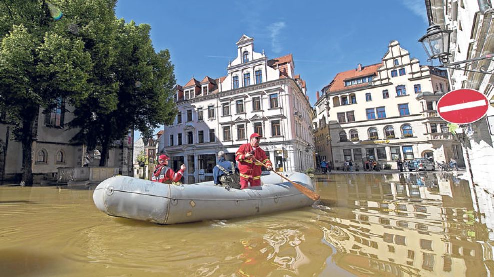 Botes. Rescatistas siguen trabajando en Meissen, el este de Alemania, afectado por la inundación.