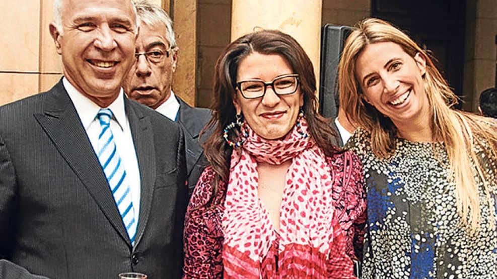 EQUILIBRIO. Durante el brindis del Día del Periodista: Lorenzetti con Cynthia García y Luciana Geuna.