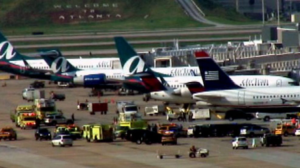 El aeropuerto de Atlanta debió ser desalojado esta mañana después de que se produjera un estallido en el interior de un hangar de la terminal aérea, al este de los Estados Unidos.