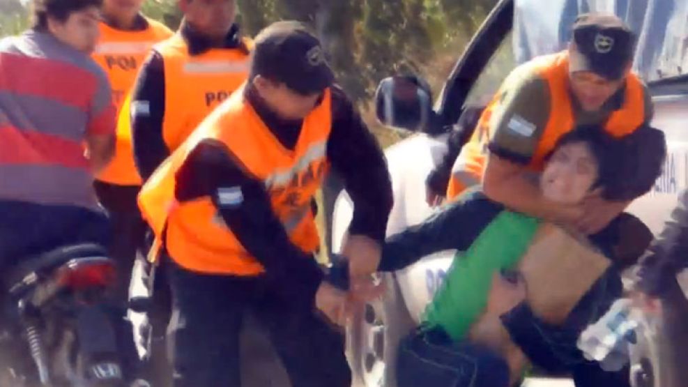 Uniformados agredieron a dos jóvenes durante el acto de la Presidenta en Tucumán.